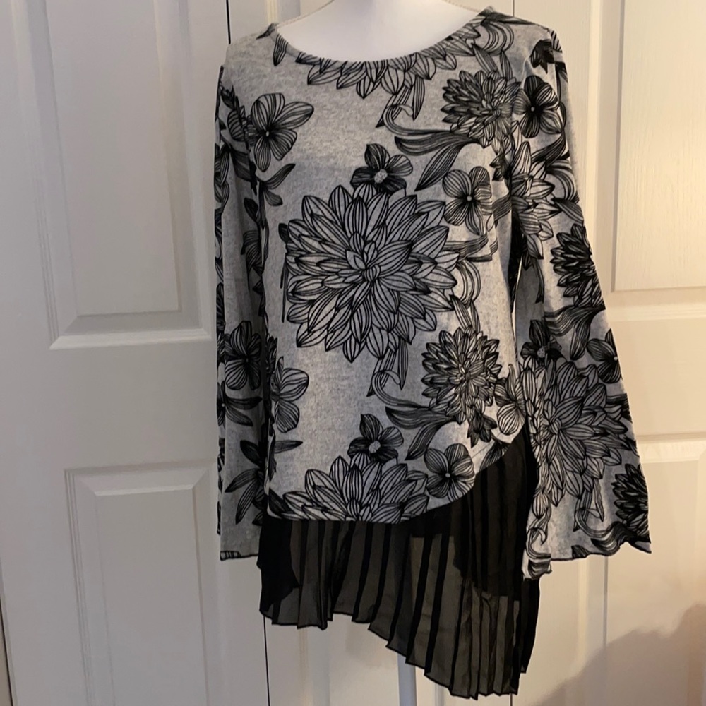 NWOT Melissa Paige Gray/Black Floral Bell-Sleeve Top with black pleated bottom L